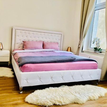 Attraktive Wohnung Mit Balkon Zum Gruenen Hinterhof Schwerin  Esterno foto