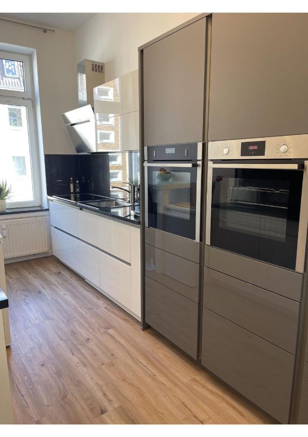 Attraktive Wohnung Mit Balkon Zum Gruenen Hinterhof Schwerin  Esterno foto