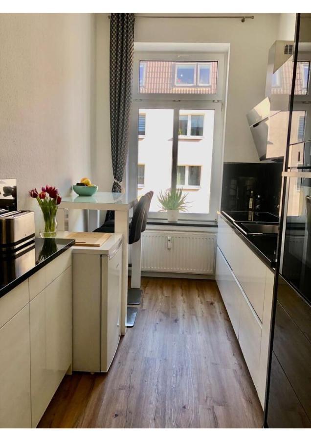 Attraktive Wohnung Mit Balkon Zum Gruenen Hinterhof Schwerin  Esterno foto