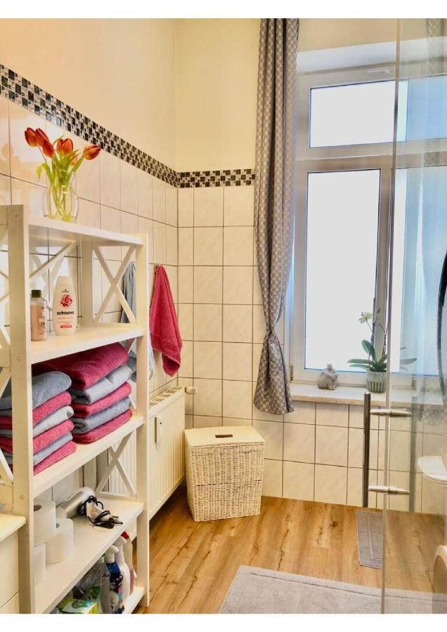 Attraktive Wohnung Mit Balkon Zum Gruenen Hinterhof Schwerin  Esterno foto