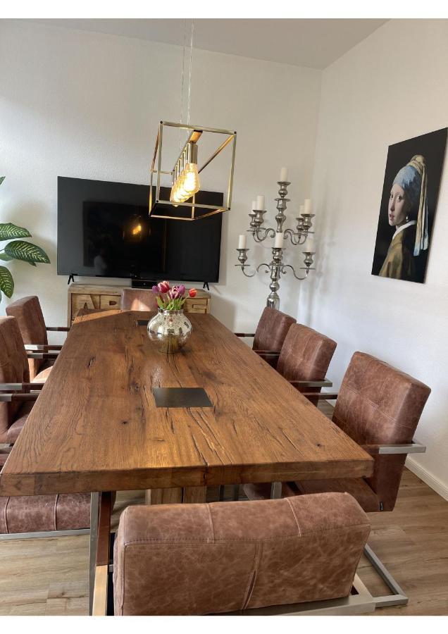 Attraktive Wohnung Mit Balkon Zum Gruenen Hinterhof Schwerin  Esterno foto