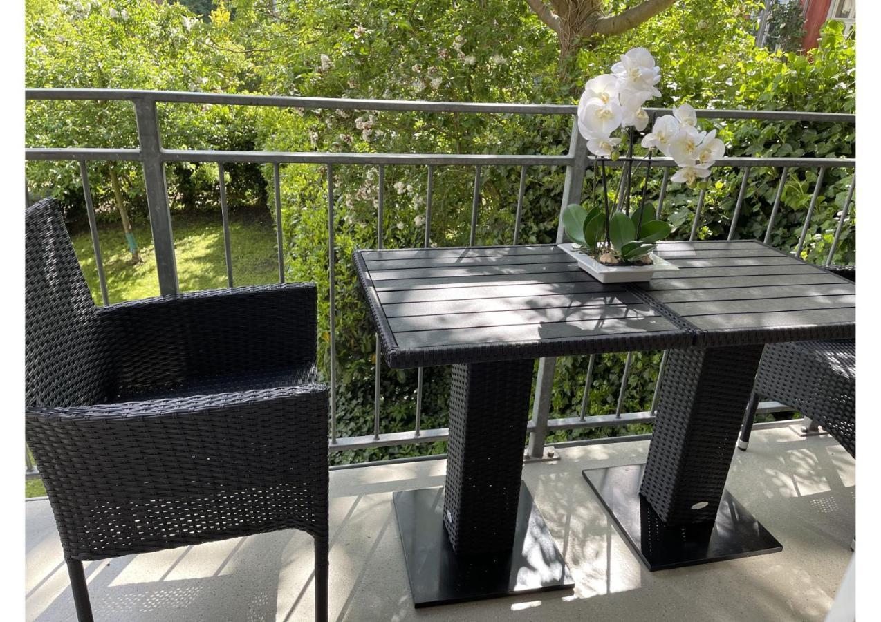 Attraktive Wohnung Mit Balkon Zum Gruenen Hinterhof Schwerin  Esterno foto