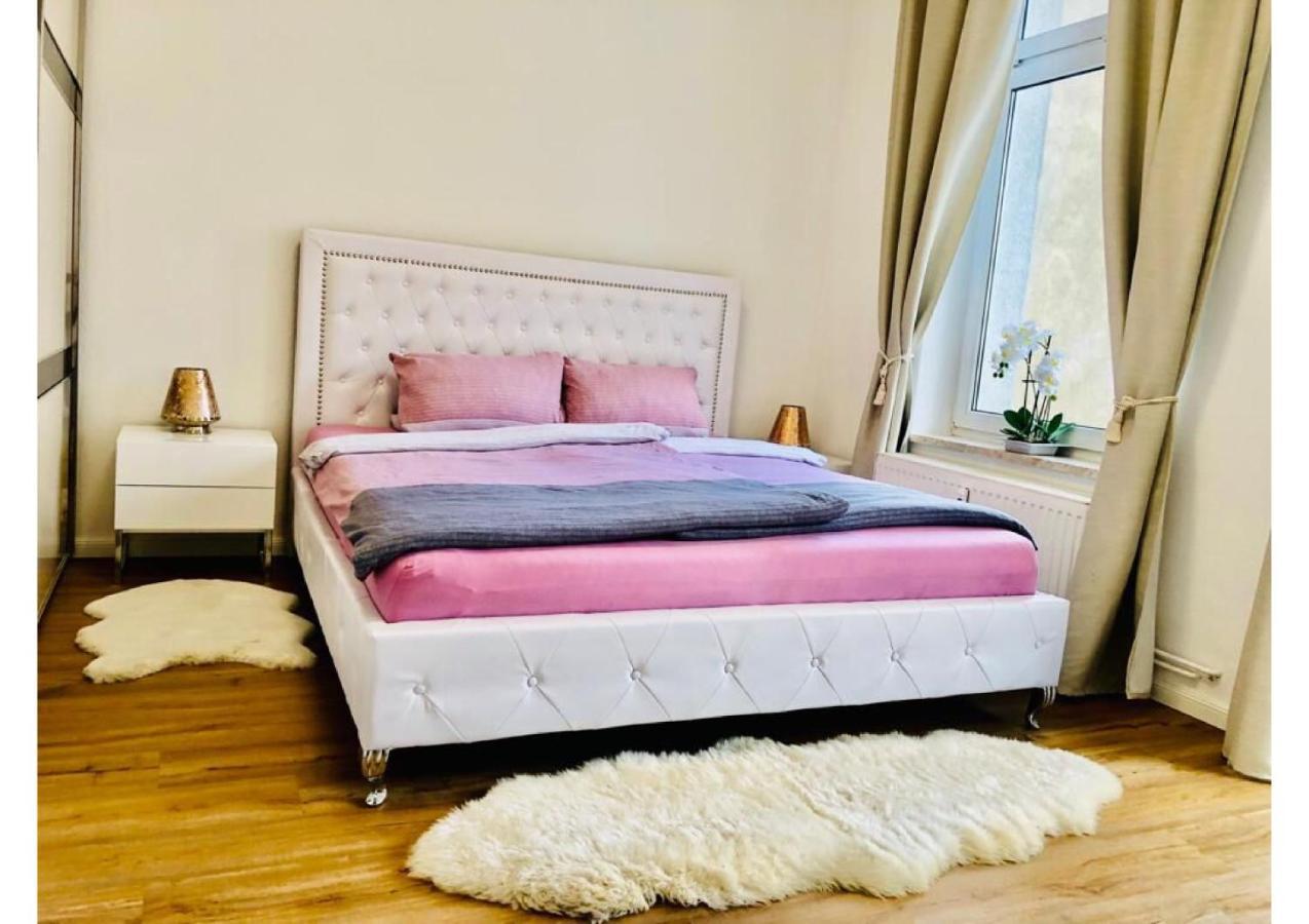 Attraktive Wohnung Mit Balkon Zum Gruenen Hinterhof Schwerin  Esterno foto